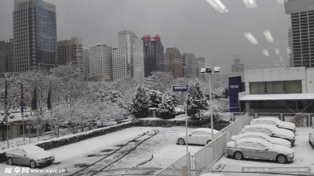 窗子外的雪景