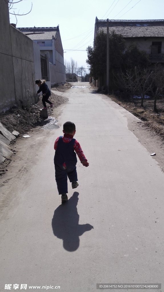 奔跑的小孩