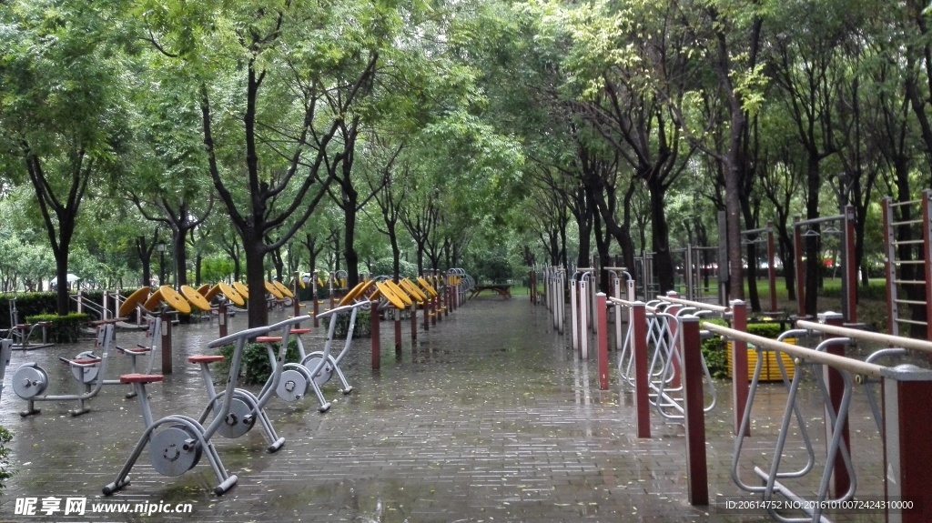 雨天中的健身场地