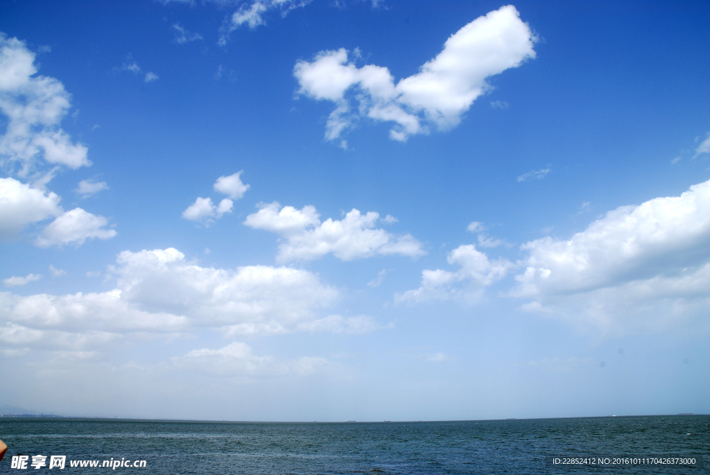 蓝天下的海洋