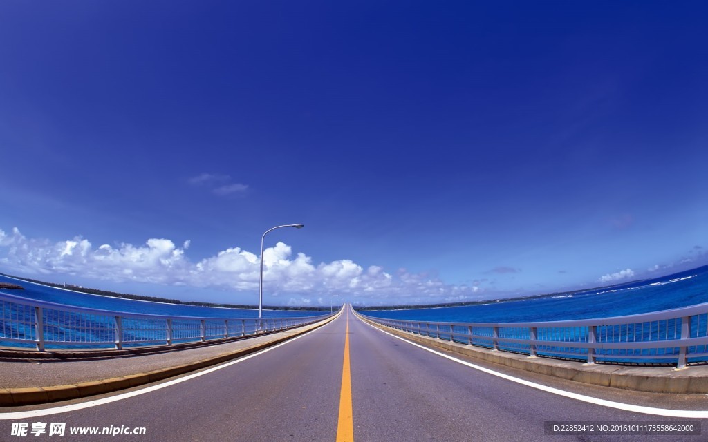 公路蓝天背景