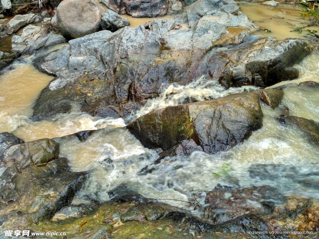 岩石上的流水