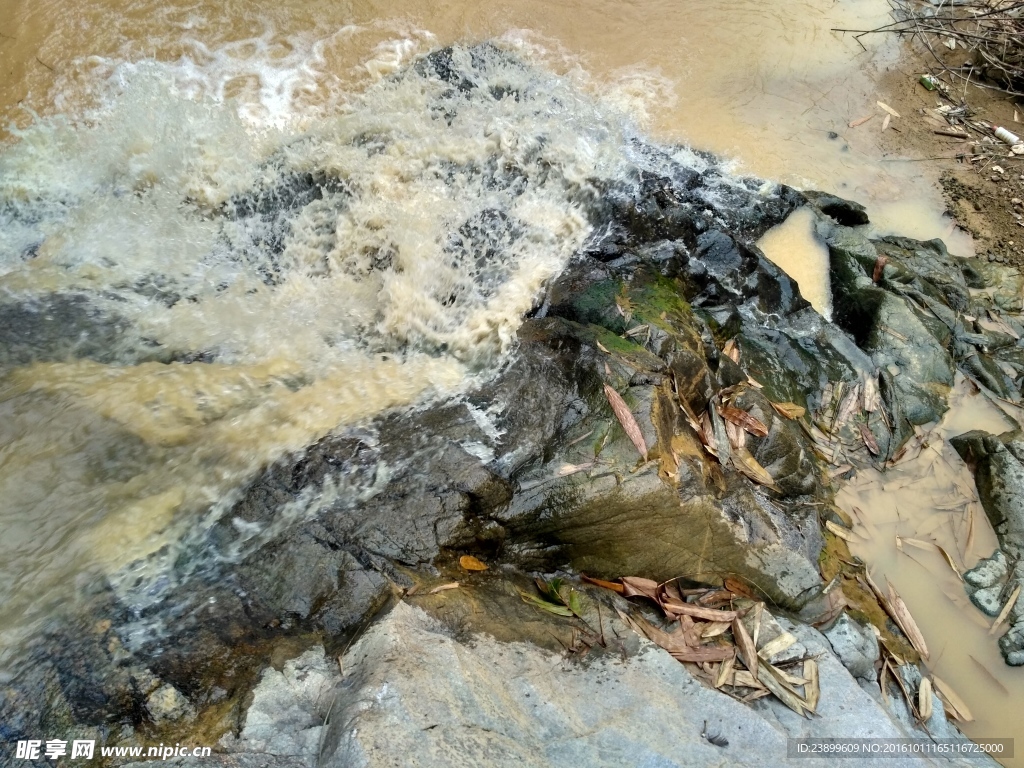 岩石上的流水