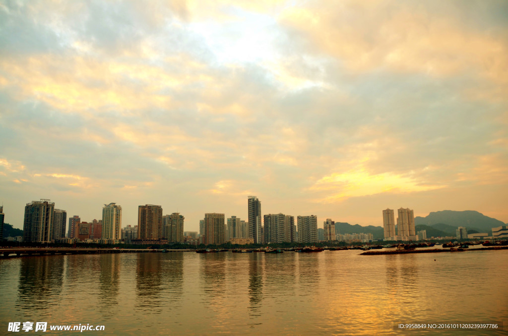 夕阳下的海岸