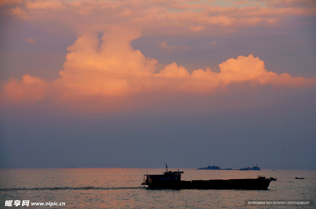 夕阳下的海面