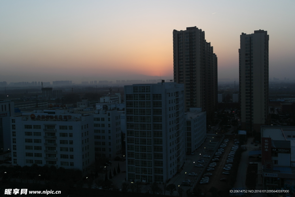 夕阳下的城市建筑