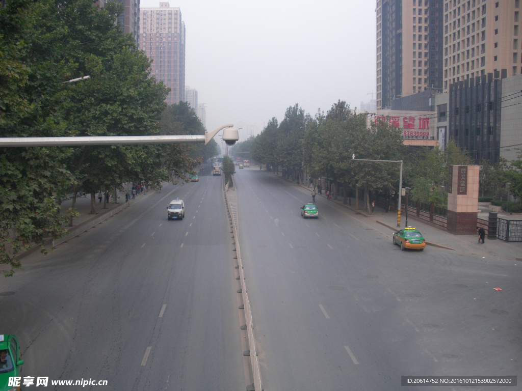 空旷的城市道路