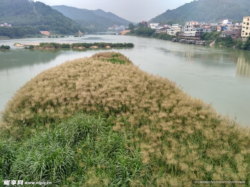 阴天的绥江河