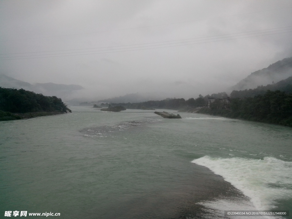 雨中的都江堰