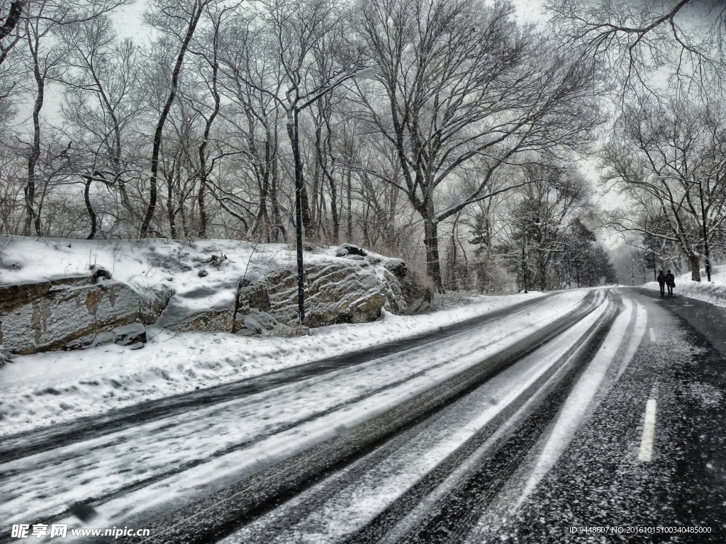 下雪天公路图片