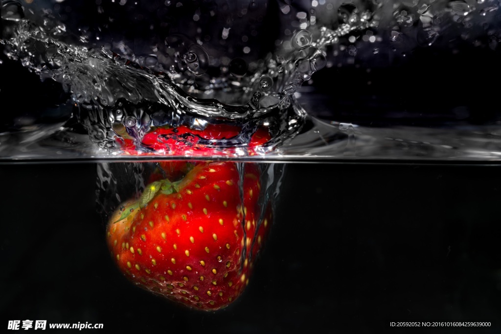 水中的草莓