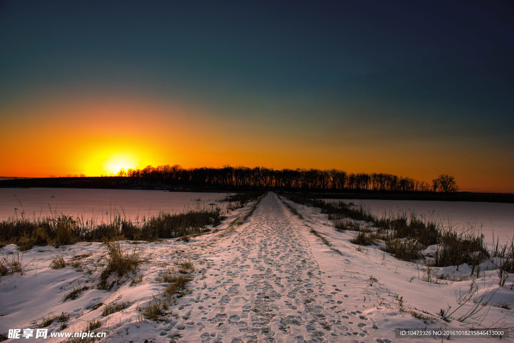 夕阳下的雪地