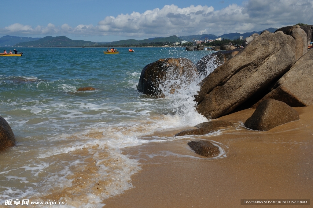 岩石上的海浪