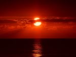 红色夕阳下的海平面
