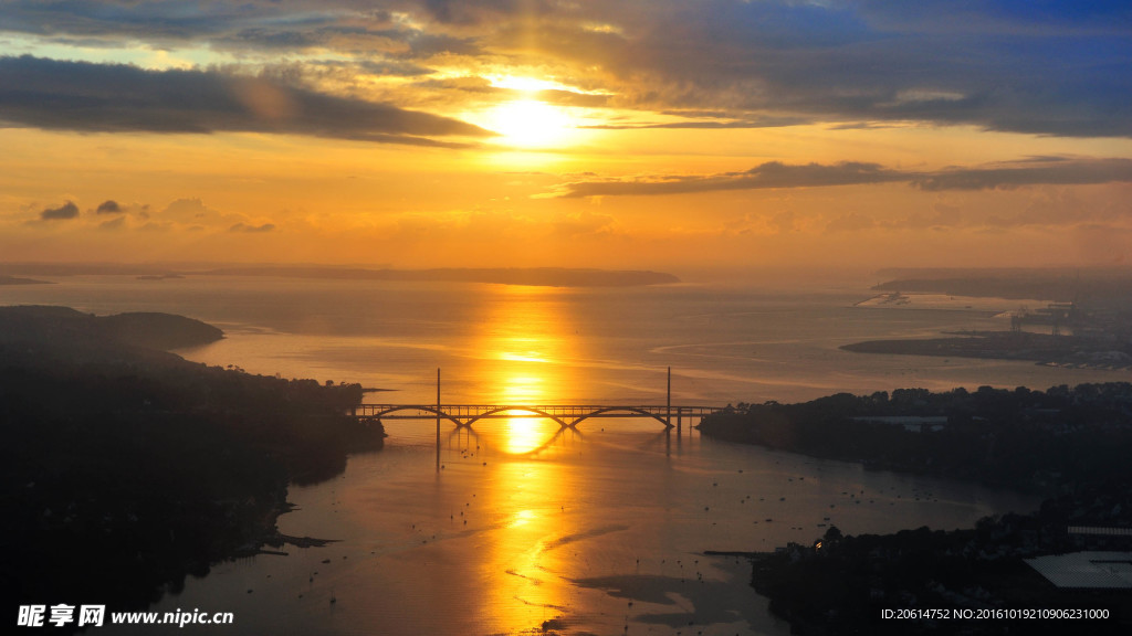 夕阳下的大海