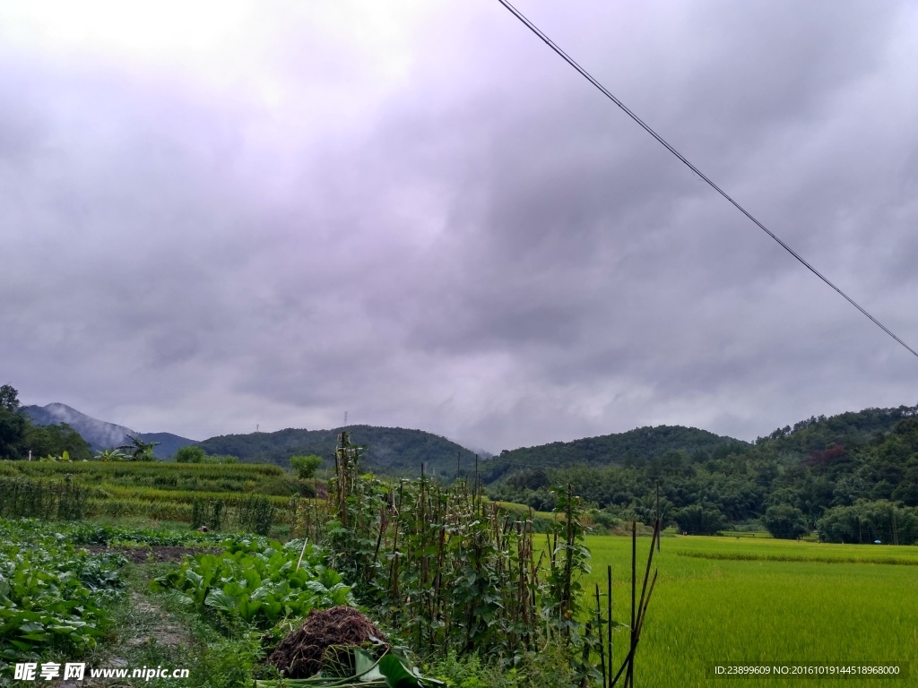雨天的山川田野