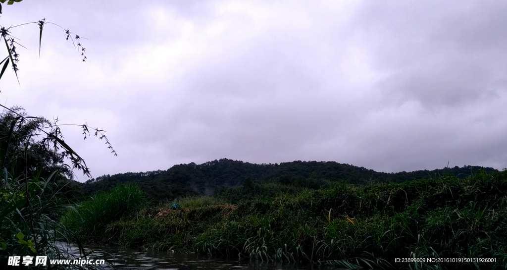 雨天的山川小河 延时摄影