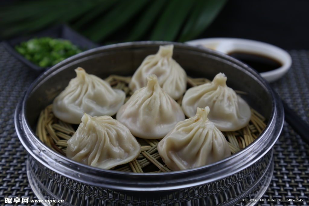 小笼灌汤包
