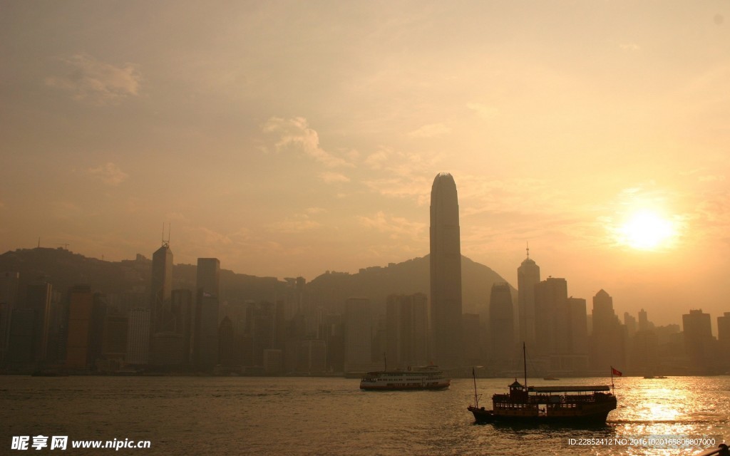 海边建筑晚霞图