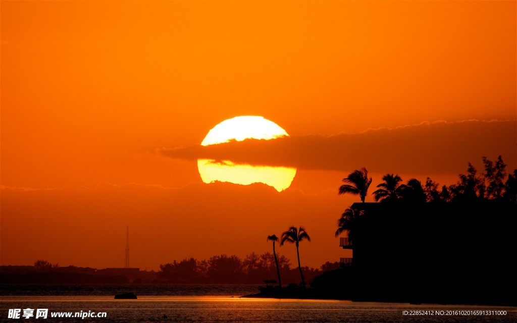 海边夕阳落下