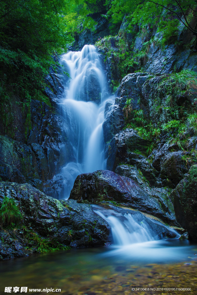 山涧清泉