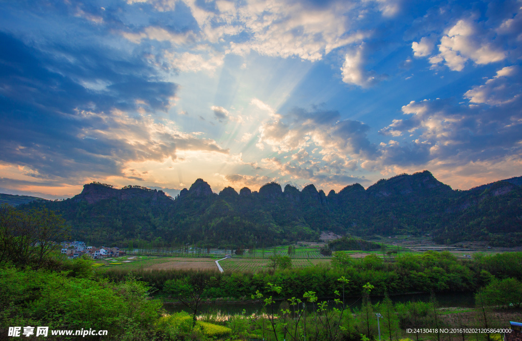 穿岩晨曦