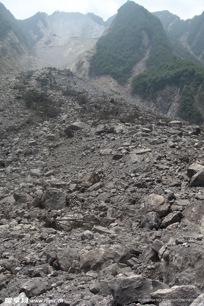 地震造成的山体滑坡