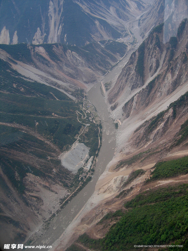 航拍地震山体滑坡