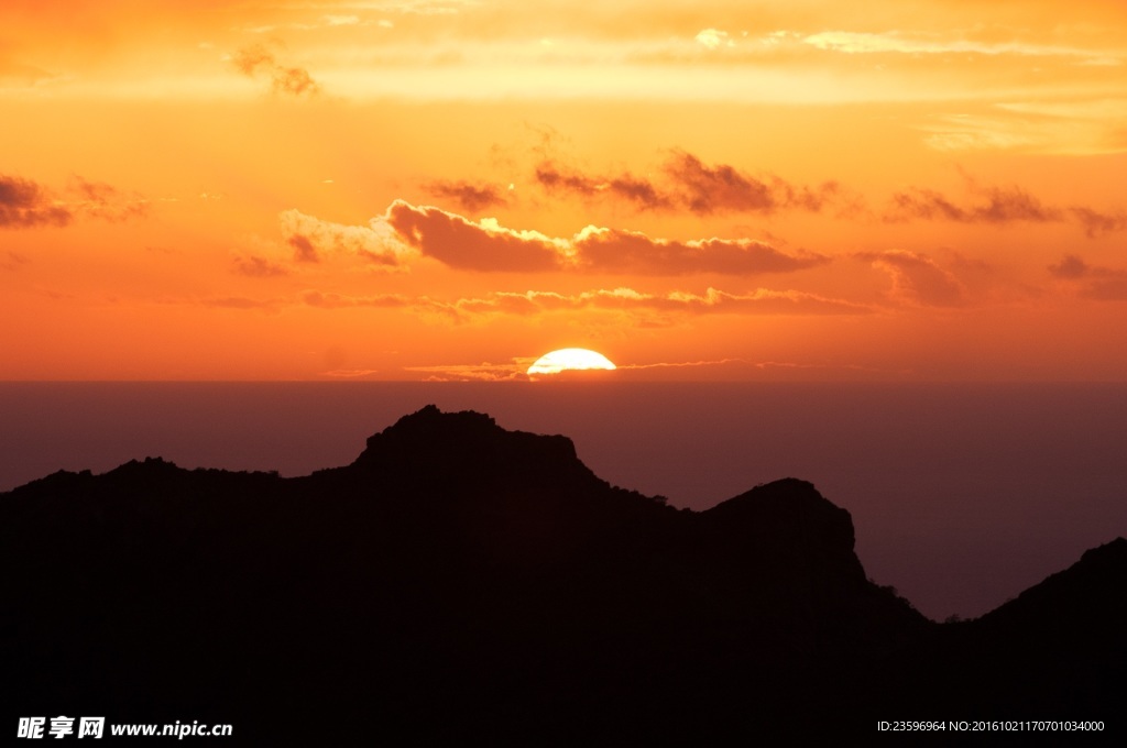 夕阳落山前的红黄光芒万丈