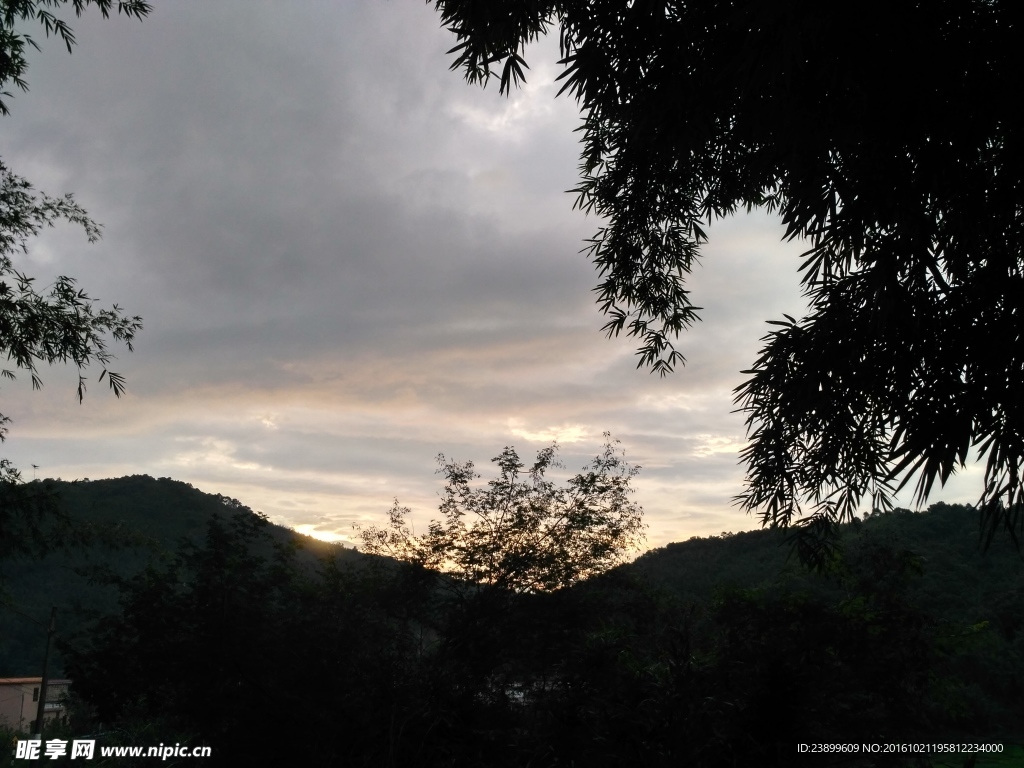 山川的黄昏天空