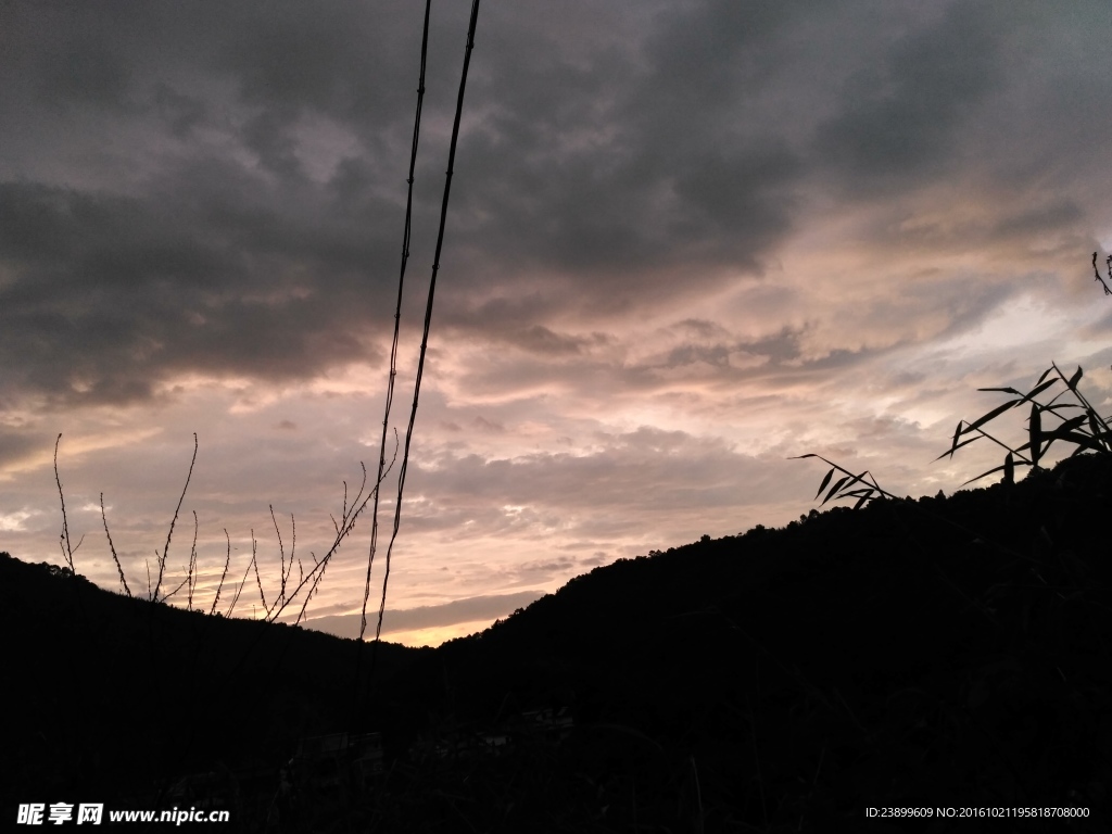 山川的黄昏天空