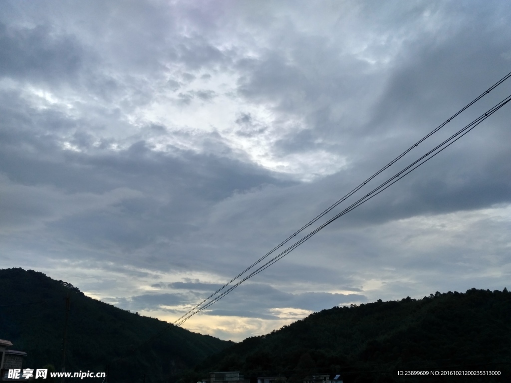 山川的黄昏天空