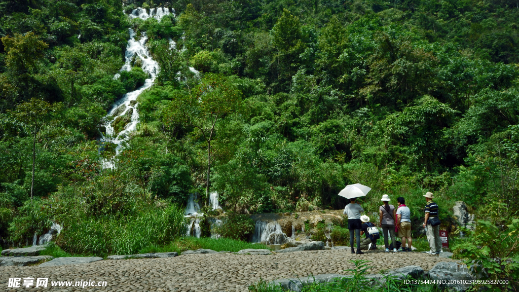 山间溪流