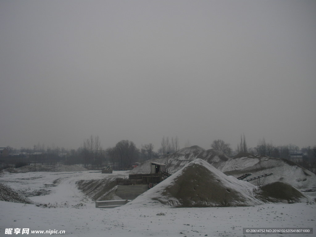 冬日里大雪覆盖的乡土美景