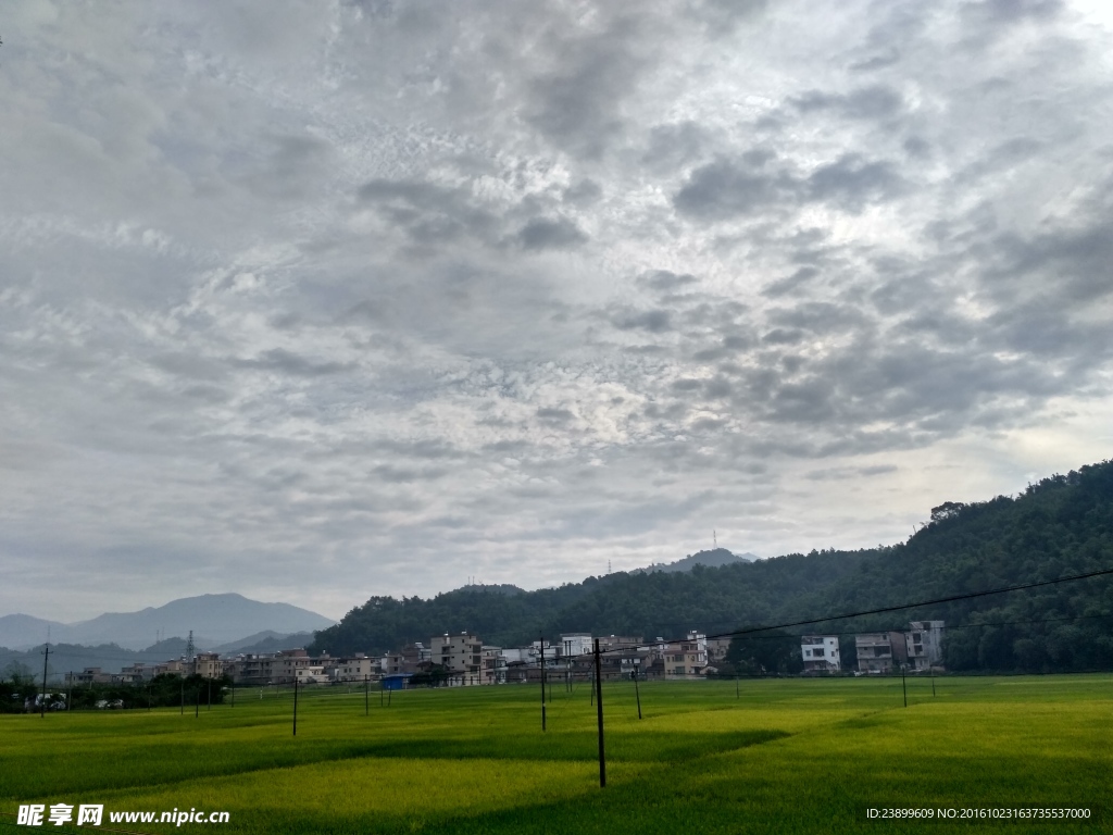 乡村田野的天空