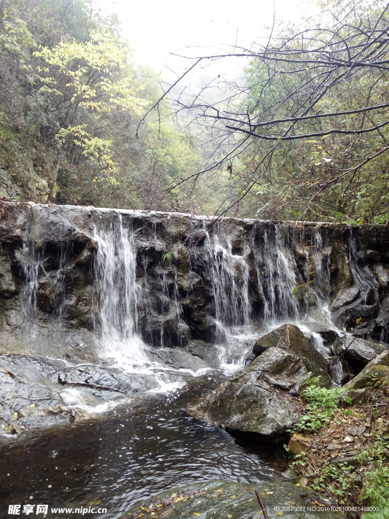 山间流水