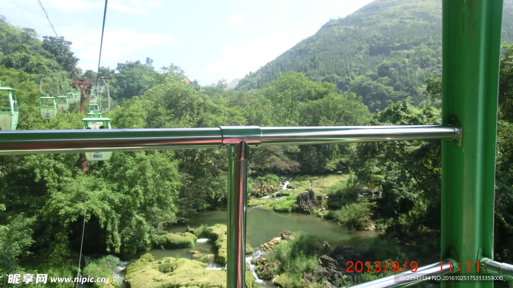在索道上看风景