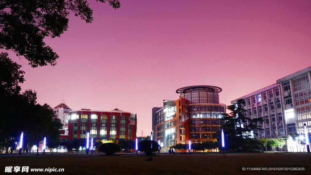 华中师范大学十号楼夜景