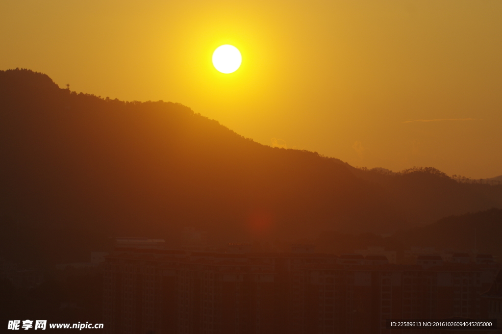 夕阳影山虹