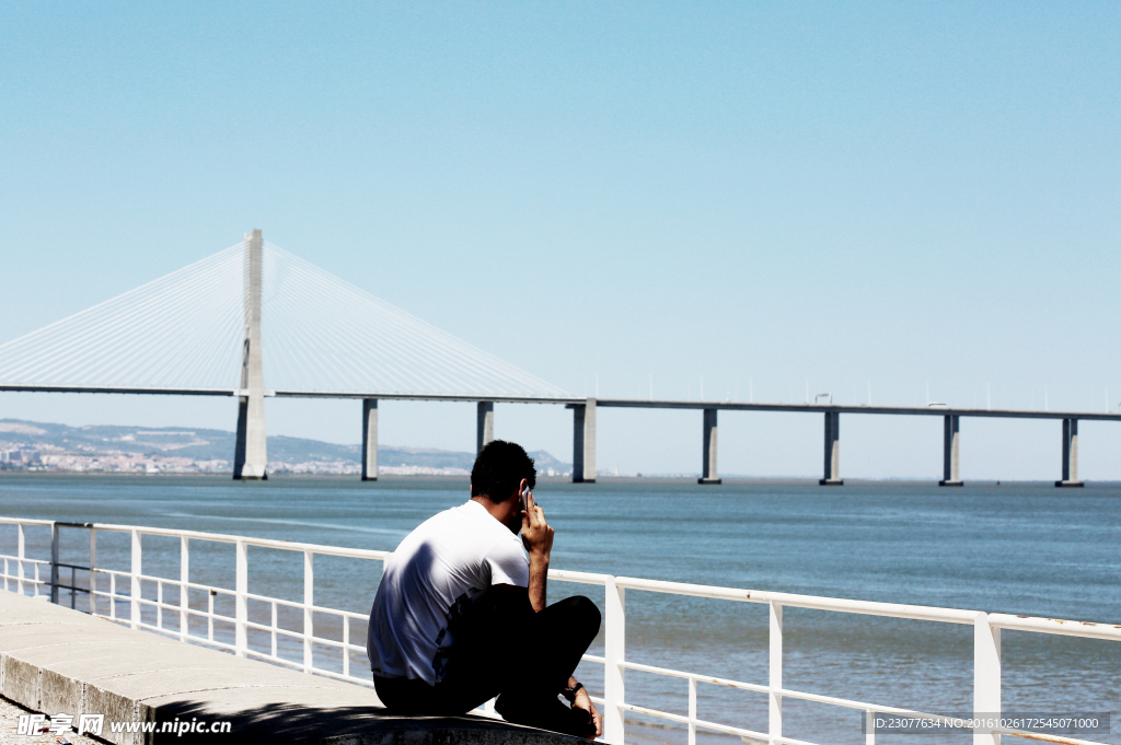 海边休息的人