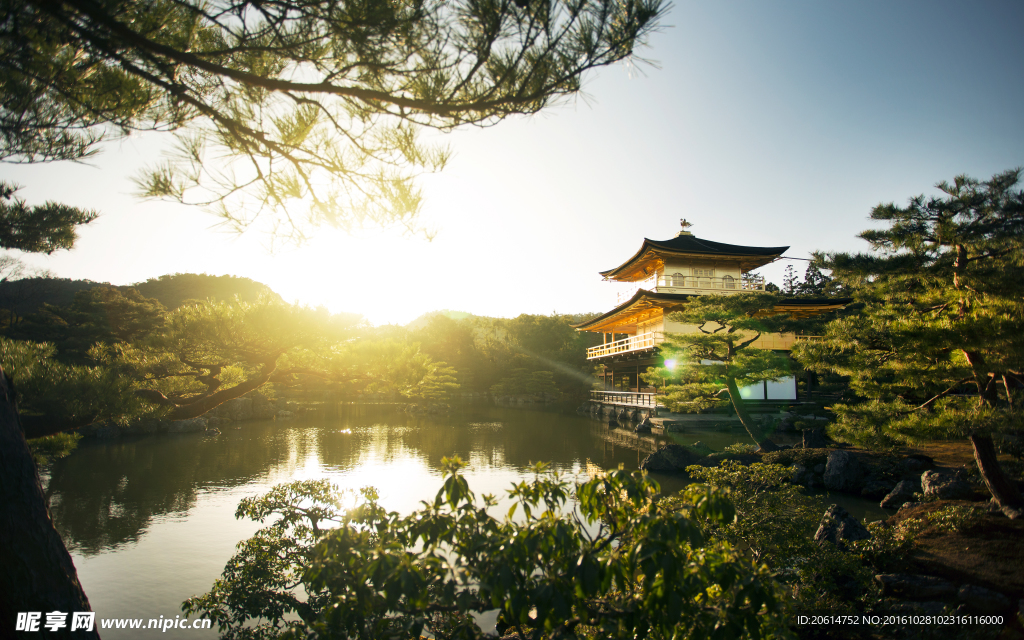 夕阳斜的湖面
