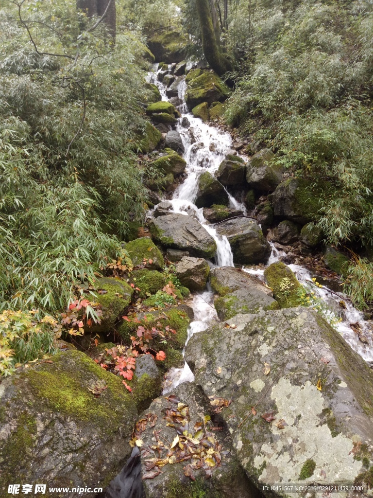 山间溪流