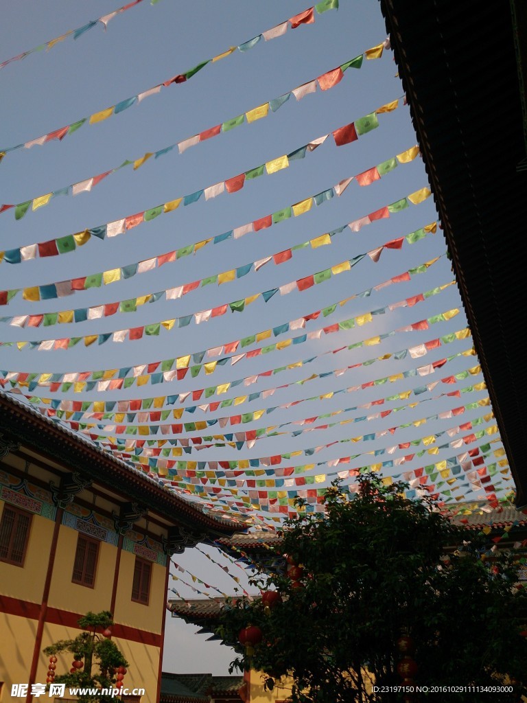 寺庙经幡风马旗