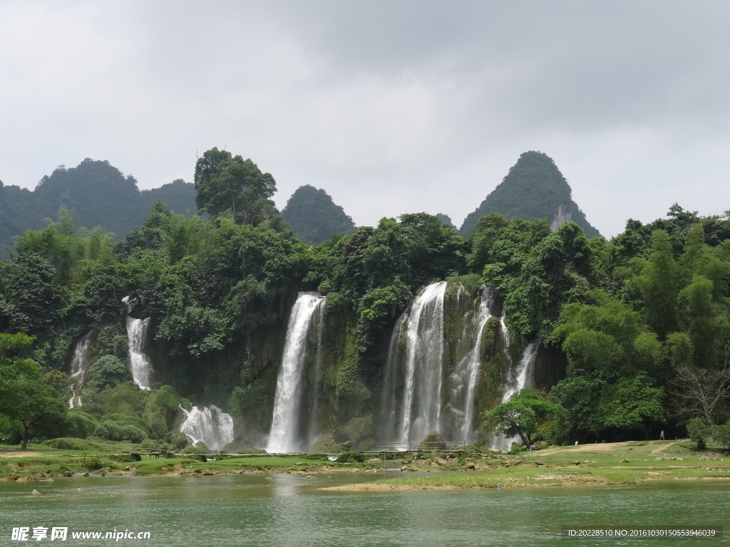 越南板约瀑布风景