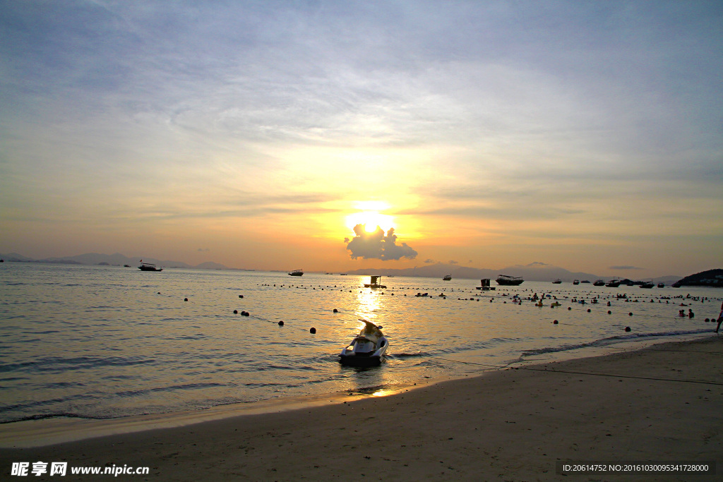 夕阳下的大海美景
