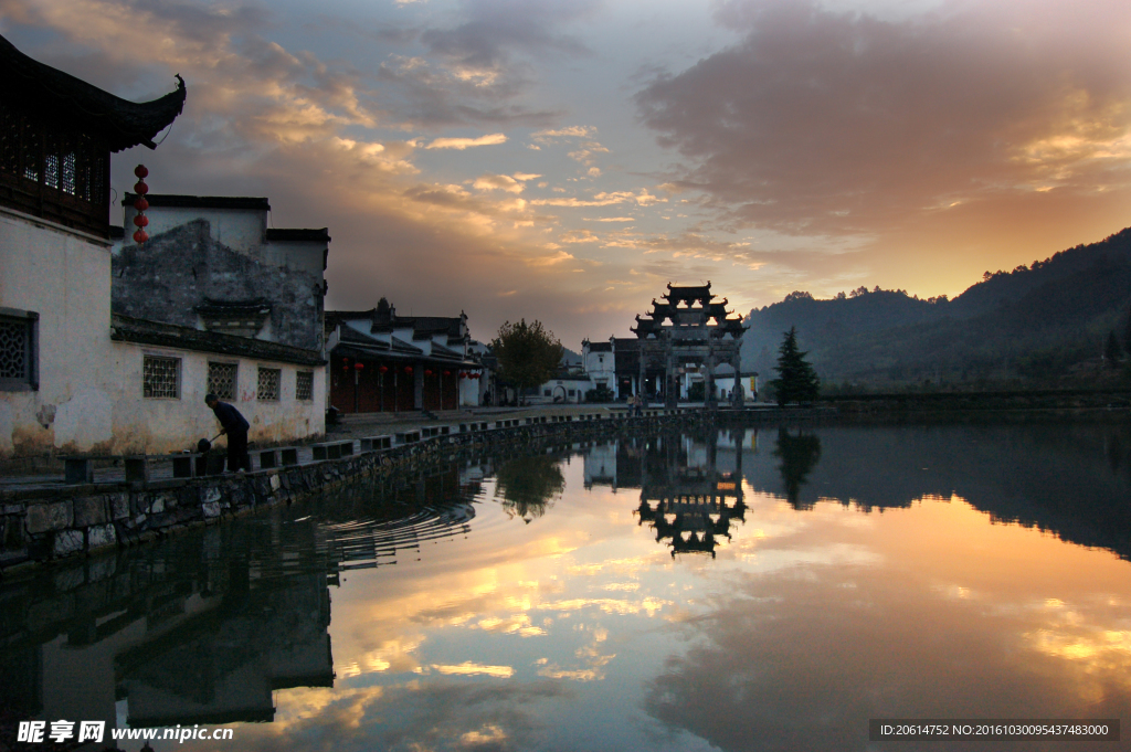 夕阳下的河面美景