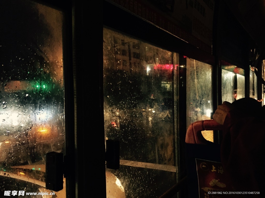 夜雨车窗