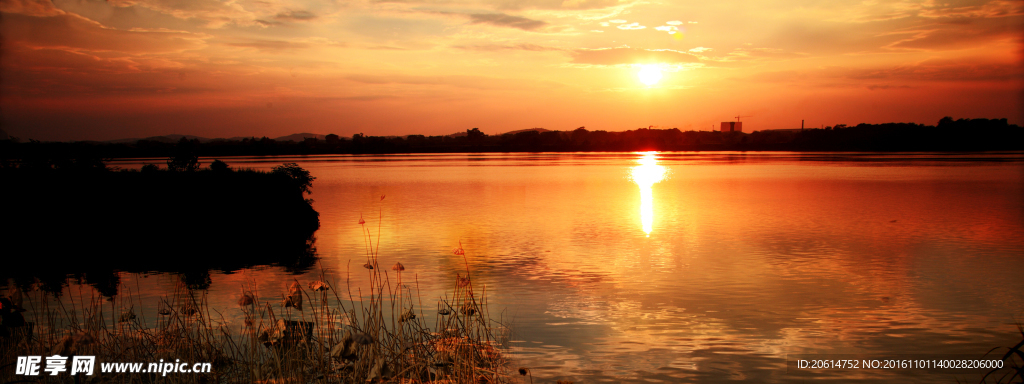 夕阳下的河道美景