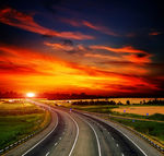 夕阳下的高速公路
