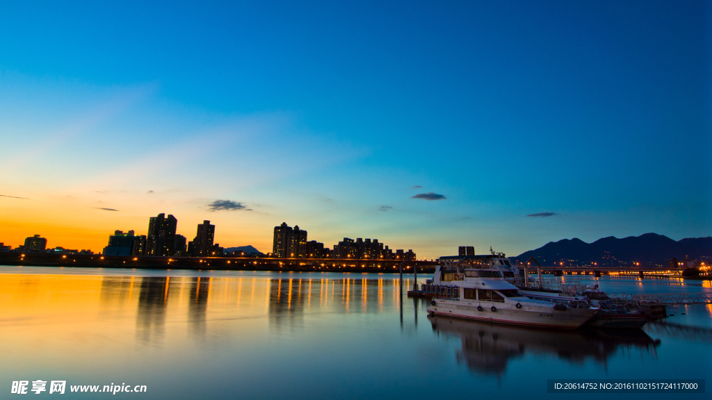 夕阳下的河流